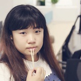 光脚女孩儿