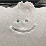 坐在河边吃薯片