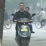 刘华强（骑车中