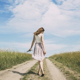 小雨她拍着水花