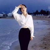 写情诗的女青年
