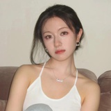 她指尖的那支烟