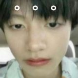 小狗潜进泳池底