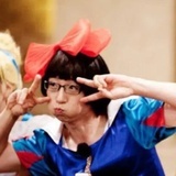 对着荷花吃切糕