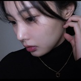 >_<