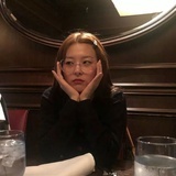 且
