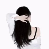 她好像很冷