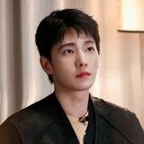 昂首挺胸
