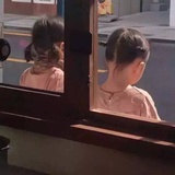 采蘑菇的小姑娘