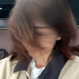 才没有脸红