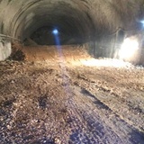 刨土修路