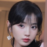 江畔寻花初见月