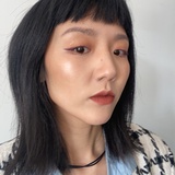 笑得很憨